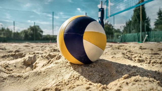 Beachvolleyball liegt im Sand
